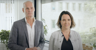 Twee mensen naast elkaar die in de video geïnterviewd worden