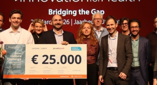 foto I4H VC participants and cheque